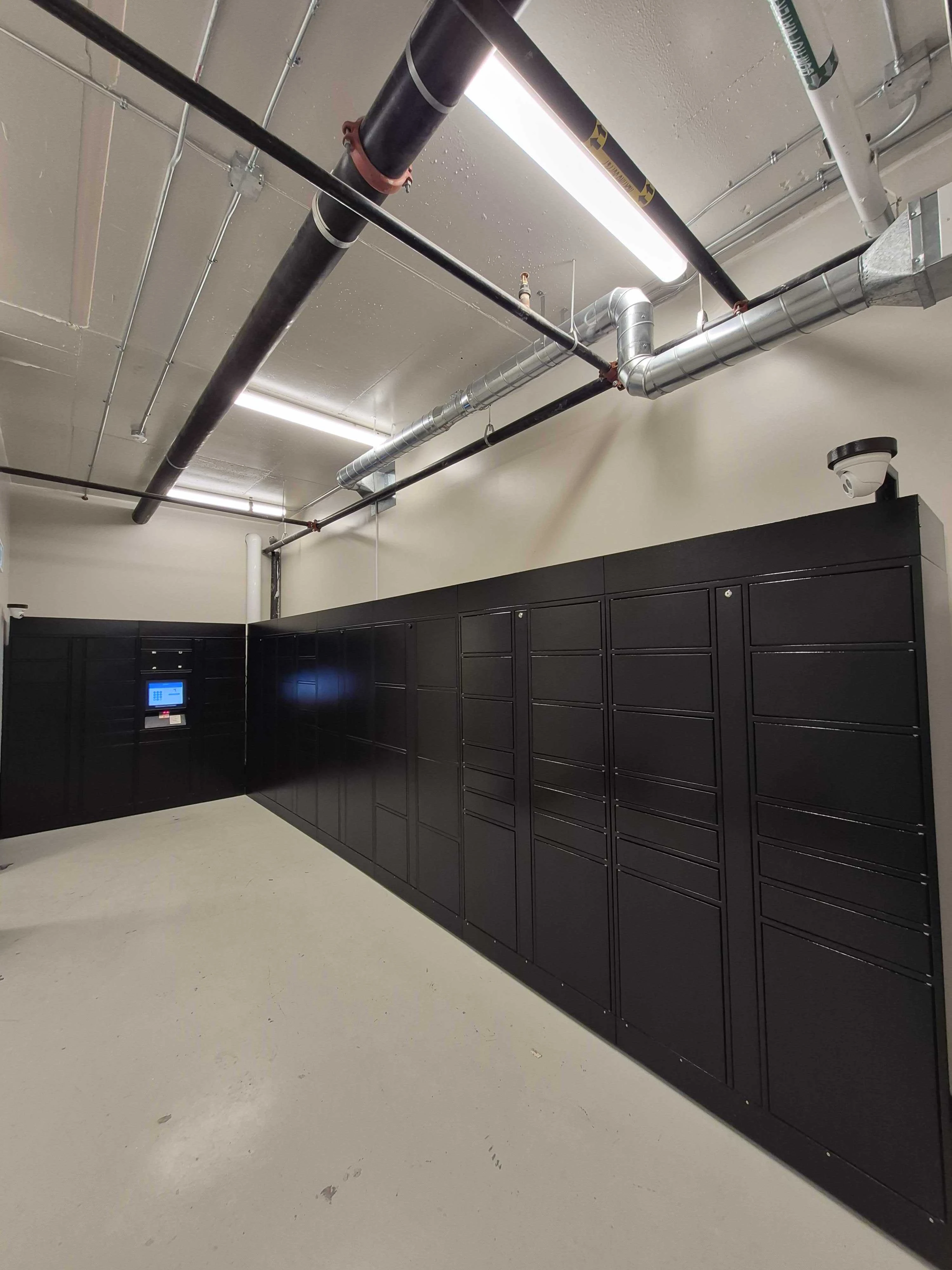 Casiers Expedibox installés à l'entrée d'un immeuble