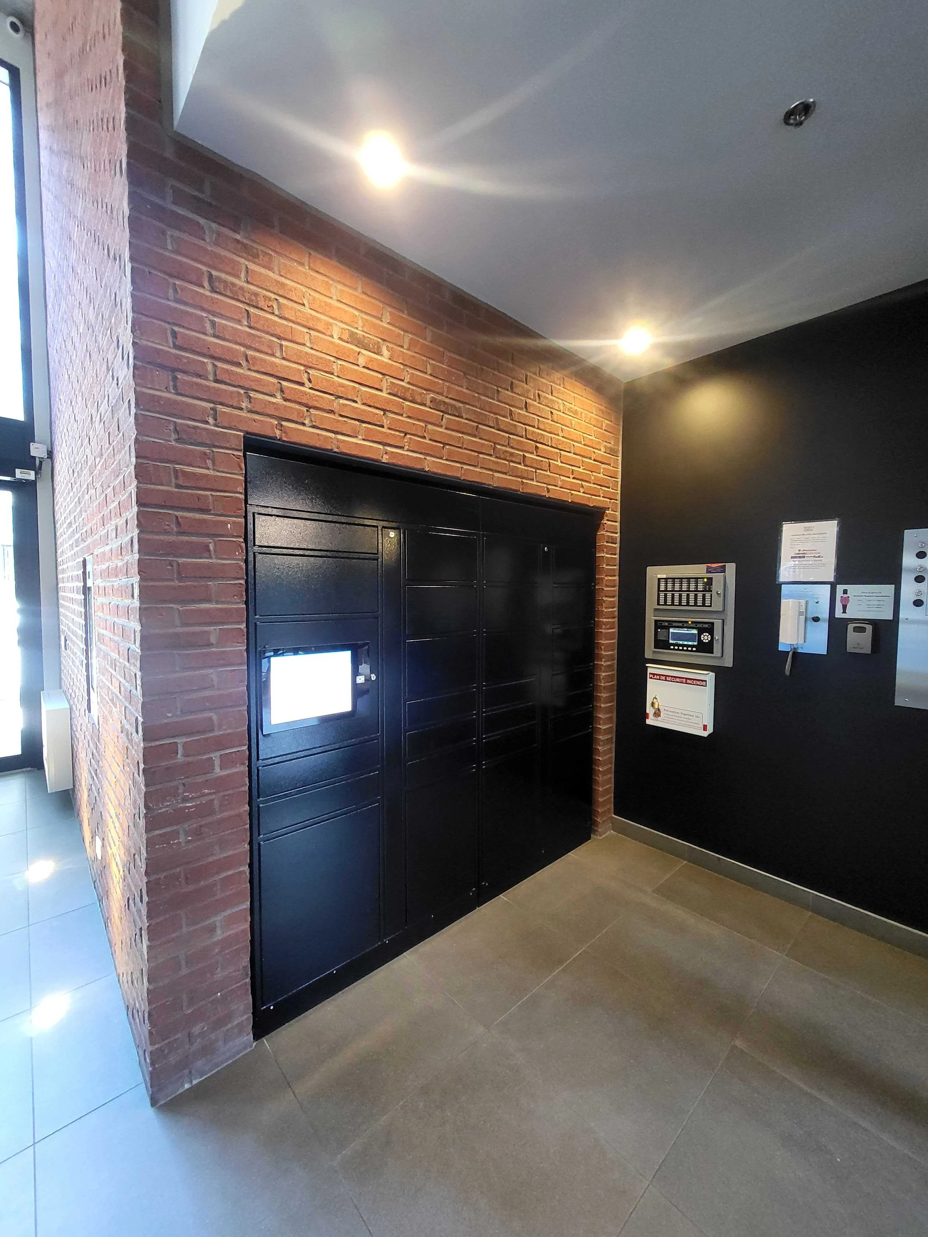 Installation de casiers à colis Expedibox au Canada