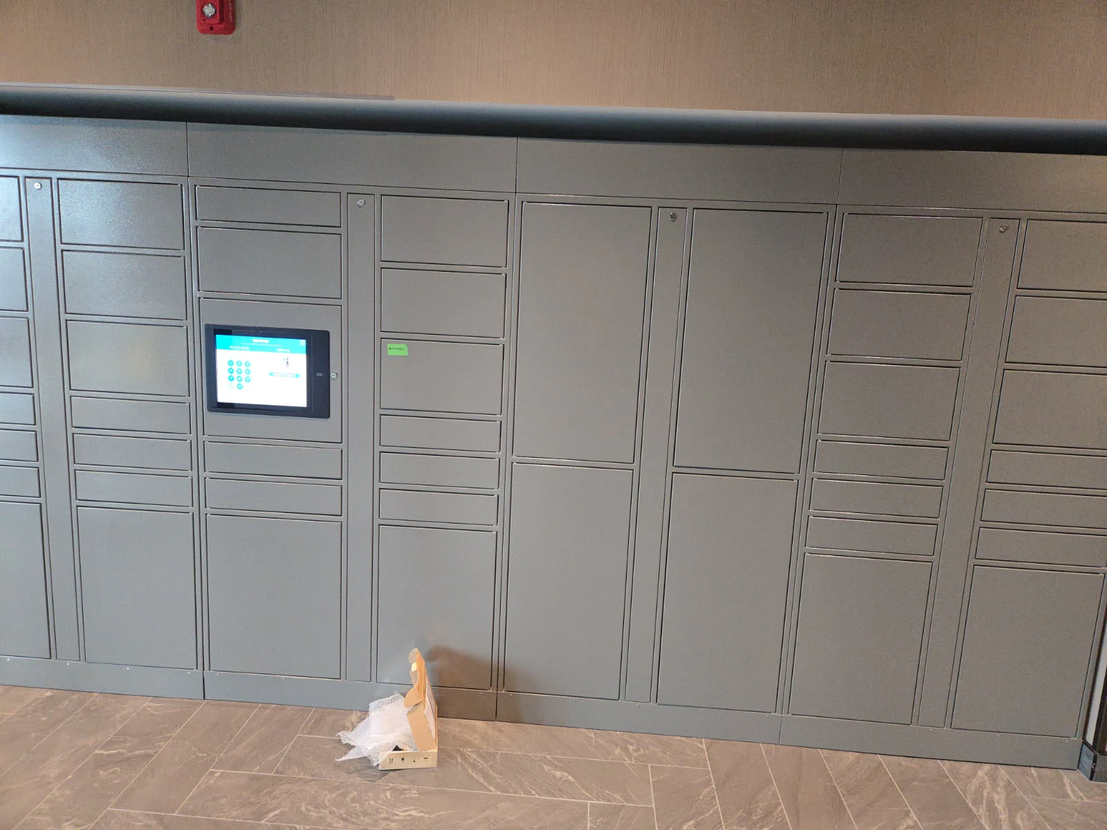 Casiers à colis Expedibox dans un hall résidentiel