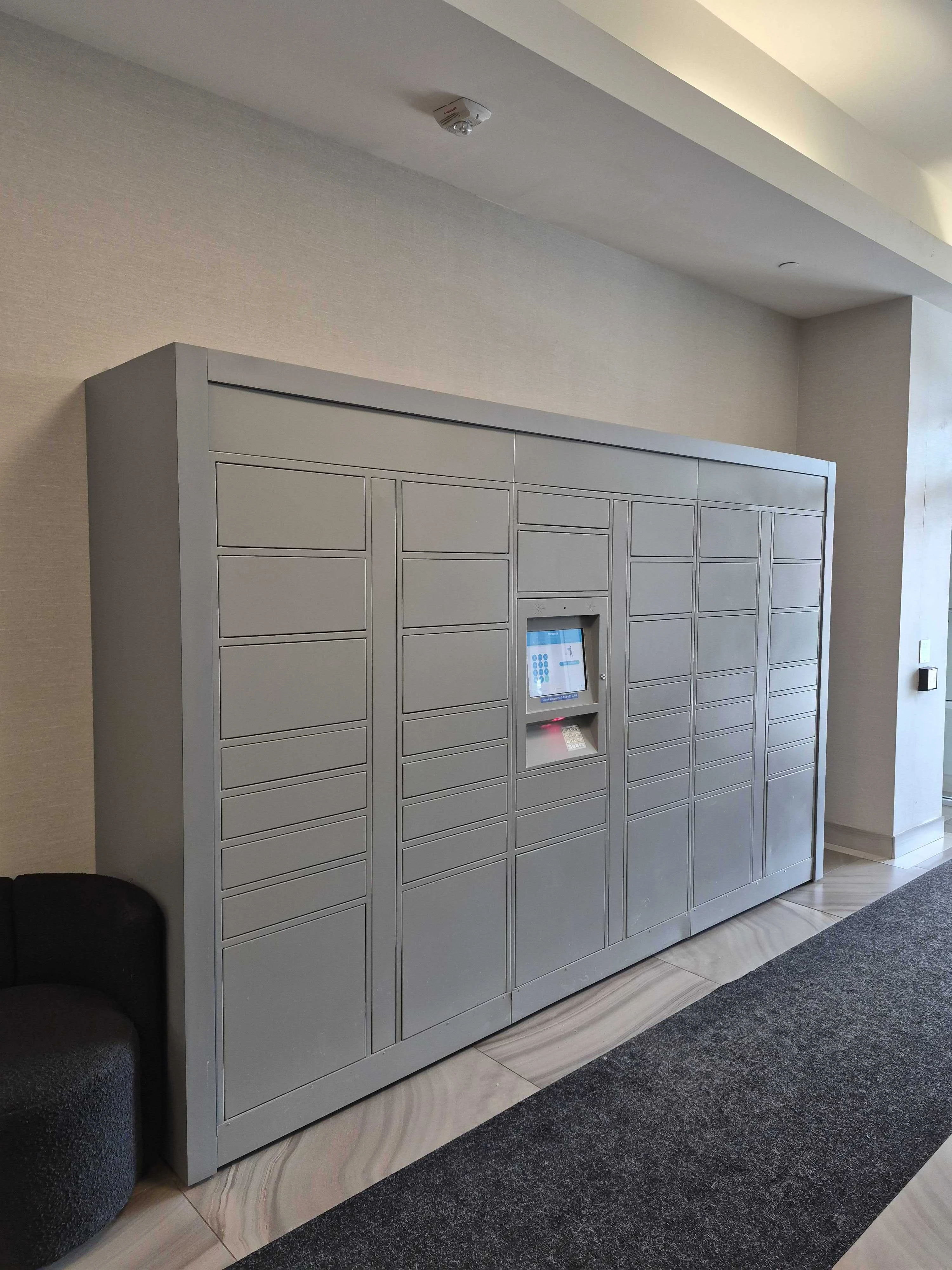 Bloc de casiers à colis Expedibox dans un immeuble résidentiel